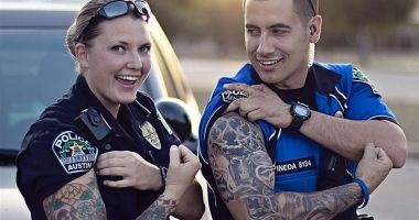 Stire din Eveniment : Au voie sau nu cu tatuaje viitorii poliţişti? Se cere modificarea legii