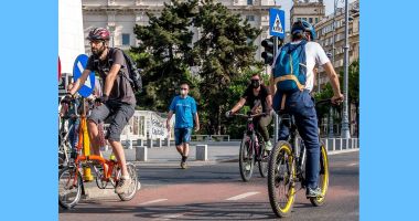 Stire din Eveniment : Regulile depășirii bicicletelor în trafic, ignorate de șoferii indisciplinaţi