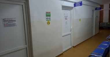 Stire din Eveniment : Bărbat suspect de AVC, lăsat ore întregi să agonizeze pe holurile spitalului. Familia acuză medicii