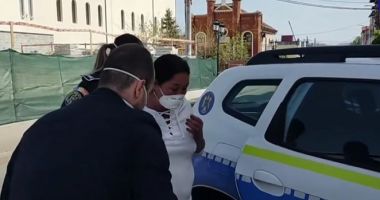 Stire din Eveniment : O femeie suspectată că şi-a ucis concubinul cu toporul a fost reţinută. Este cercetată pentru omor
