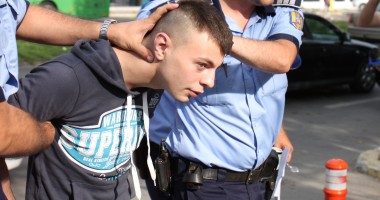 Stire din Eveniment : GALERIE FOTO - Tânărul suspectat că a comis TRIPLA CRIMĂ din Constanța A FOST PRINS la CUMPĂNA