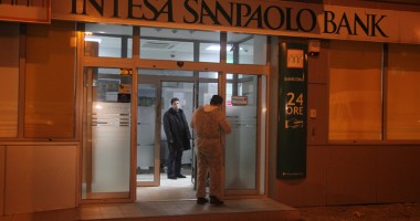 Stire din Eveniment : VEZI AICI CUM SE JEFUIEȘTE O BANCĂ LA CONSTANȚA / VIDEO