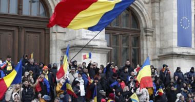 Stire din Actualitate : Peste 100 de susţinători ai lui Călin Georgescu, în faţa CCR. Jandarmii, pregătiţi de intervenţie