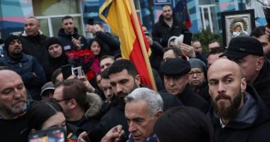 Stire din Social : Peste 100 de susţinători ai lui Georgescu, ”la urne” la Mogoşoaia, în pofida anulării alegerilor