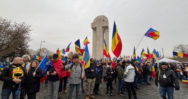 Stire din Actualitate : Tensiuni la Alba Iulia de 1 Decembrie. Incidente la Monumentul Unirii