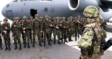 Stire din Eveniment : Sute de militari americani sosesc la Baza Aeriană "Mihail Kogălniceanu"