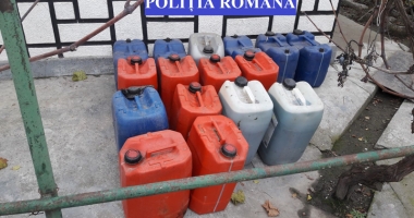 Stire din Eveniment : Sute de litri  de motorină  și trofee de cerb, confiscate  de polițiști