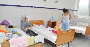 Stire din Sănătate : Sute de copii  au ajuns la spital cu infecții respiratorii