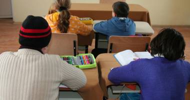 Stire din Sănătate : Sute de copii constănțeni,  întorși la școală cu păduchi și scabie