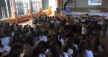 Stire din Cultură-Educație : Sute de elevi din Mangalia, interesați de studii în America