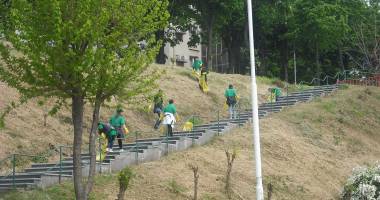 Stire din Social : Galerie foto. Sute de kg de deșeuri colectate de voluntari de pe plaja din Mangalia