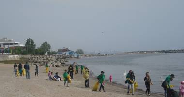 Galerie foto. Sute de kg de deșeuri colectate de voluntari de pe plaja din Mangalia - 2