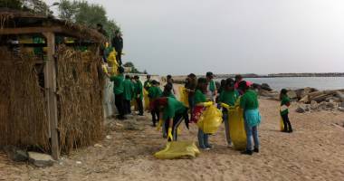 Galerie foto. Sute de kg de deșeuri colectate de voluntari de pe plaja din Mangalia - 4