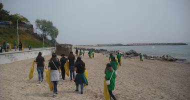 Galerie foto. Sute de kg de deșeuri colectate de voluntari de pe plaja din Mangalia - 5