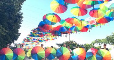 Sute de umbrele multicolore, vedete în Piața Ovidiu