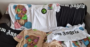 Stire din Eveniment : Tricouri contrafăcute într-un magazin de pe litoral