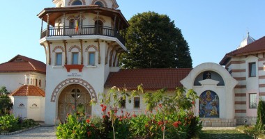 Stire din Cultură-Educație : Tabăra de creație de la Dervent se apropie de final
