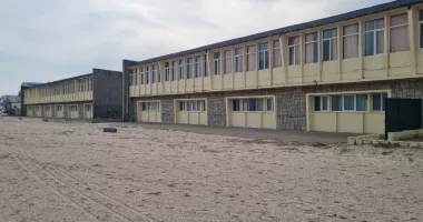 Stire din Social : Vacanțe în străinătate, tabere distruse acasă. Două lumi pentru elevii din România