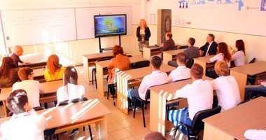 Liceul "Traian" "rupe gura" învățământului constănțean. "Vom scrie cu degetul pe tablă" - 2