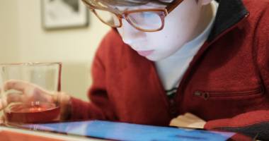 Stire din Sănătate : Tabletele și telefoanele nu sunt jucării!  Pot provoca daune serioase ochilor copiilor