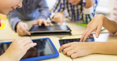 Telefoanele și tabletele le distrug ochii copiilor
