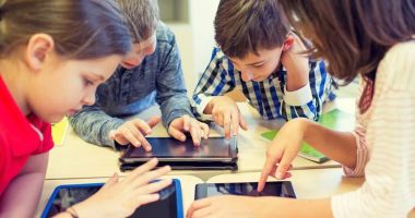 Stire din Cultură-Educație : Tabletele promise pentru lecțiile online, mai la iarnă