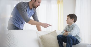 Tăcerea prelungită a părinților poate afecta dezvoltarea emoțională a copilului
