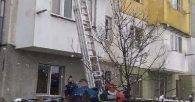 Stire din Eveniment : Momente dramatice într-un bloc de locuințe. O femeie a căzut de la etaj