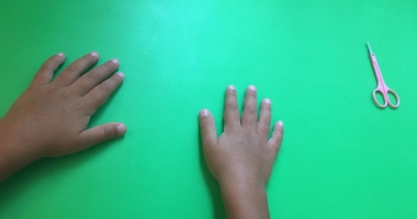 Stire din Sănătate : Tăiatul unghiilor pentru un copil  cu autism