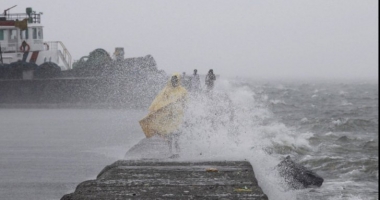 Stire din Social : AVERTIZARE METEO DE PLOI ȘI VIJELII / Activitate paralizată în porturile constănțene