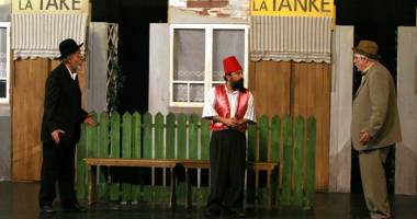 Stire din Cultură-Educație : Negustorii "Take, Ianke și Cadâr" vin să-și vândă" marfa la Casa de Cultură