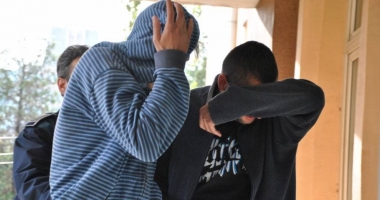 Stire din Eveniment : DOI COPII DIN CONSTANȚA AU BĂGAT SPAIMA ÎN FEMEI! Patru victime lasăte fără bunuri