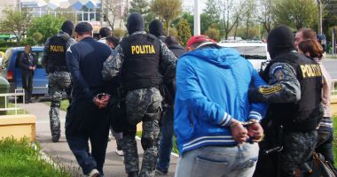 Stire din Eveniment : Tâlhari reținuți: atacau victimele în plină stradă, pentru telefoanele mobile!