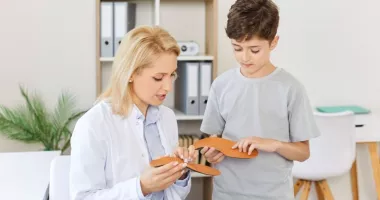 Stire din Sănătate : Când sunt indicate talonetele ortopedice pentru platfus la copii