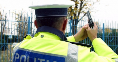 Stire din Eveniment : Lăsat în libertate după ce polițiștii  au tras 15 focuri  de armă pentru  a-l prinde. Nu avea permis, iar mașina era cu numere false