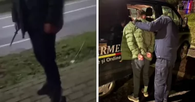 Stire din Eveniment : Tânăr imobilizat de jandarmi după ce și-a amenințat colegii cu un cuțit, în fața internatului
