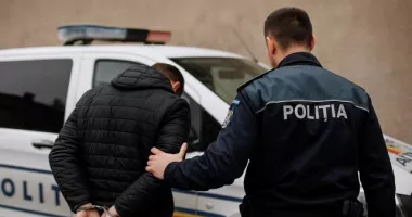 Stire din Eveniment : Mamă și fiică, terorizate în propria casă de un tânăr mascat cu cuțitul