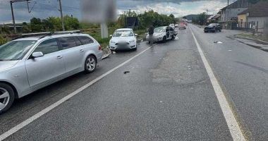 Stire din Eveniment : Tânără de 18 ani, grav rănită în urma unui accident în care au fost implicate patru autovehicule