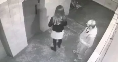 Tânără de 19 ani, jefuită în plină stradă. Hoțul este căutat de polițiști