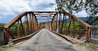 Stire din Eveniment : Tânără mamă, salvată în ultima clipă de la sinucidere de un poliţist şi un jandarm