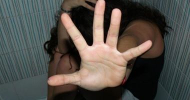Stire din Eveniment : Tânără agresată și jefuită în scara blocului