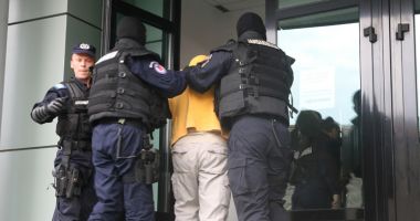 Stire din Eveniment : Tânărul care și-a încătușat bunicul și l-a băgat în portbagaj, arestat preventiv