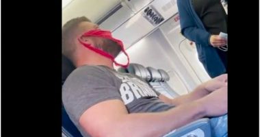 Stire din Actualitate : Un bărbat din SUA a fost debarcat din avion pentru că a purtat o pereche de chiloți tanga în loc de mască