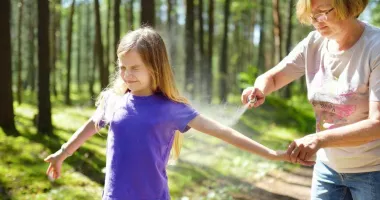 Cât de des se aplică spray-ul împotriva țânțarilor? Reguli simple pentru o protecție eficientă
