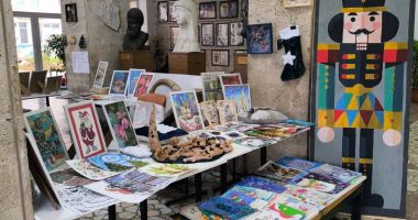 Stire din Cultură-Educație : S-a deschis Târgul de Crăciun la Colegiul de Arte „Regina Maria”