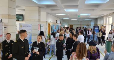 În absența orientării școlare, hai cu pliante! Record de vizitatori la Edu-Campus - 3