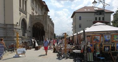 Stire din Cultură-Educație : Târgul de Antichități aduce obiecte de artă din toate colțurile lumii