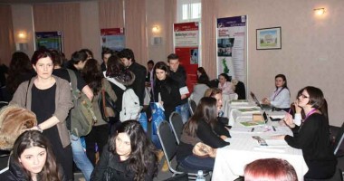 Stire din Cultură-Educație : De ce își trimit părinții copiii la studii în străinătate