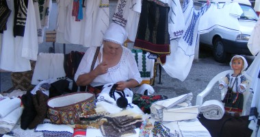 Stire din Cultură-Educație : Târgul meșterilor populari vă așteaptă în Piața Ovidiu