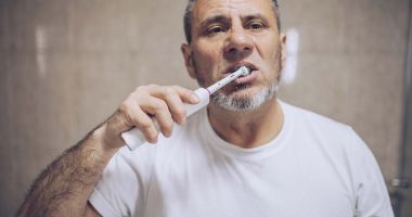 Stire din Sănătate : Aveţi grijă de dinţii voştri! Nu lăsaţi tartrul să se depună pe ei!